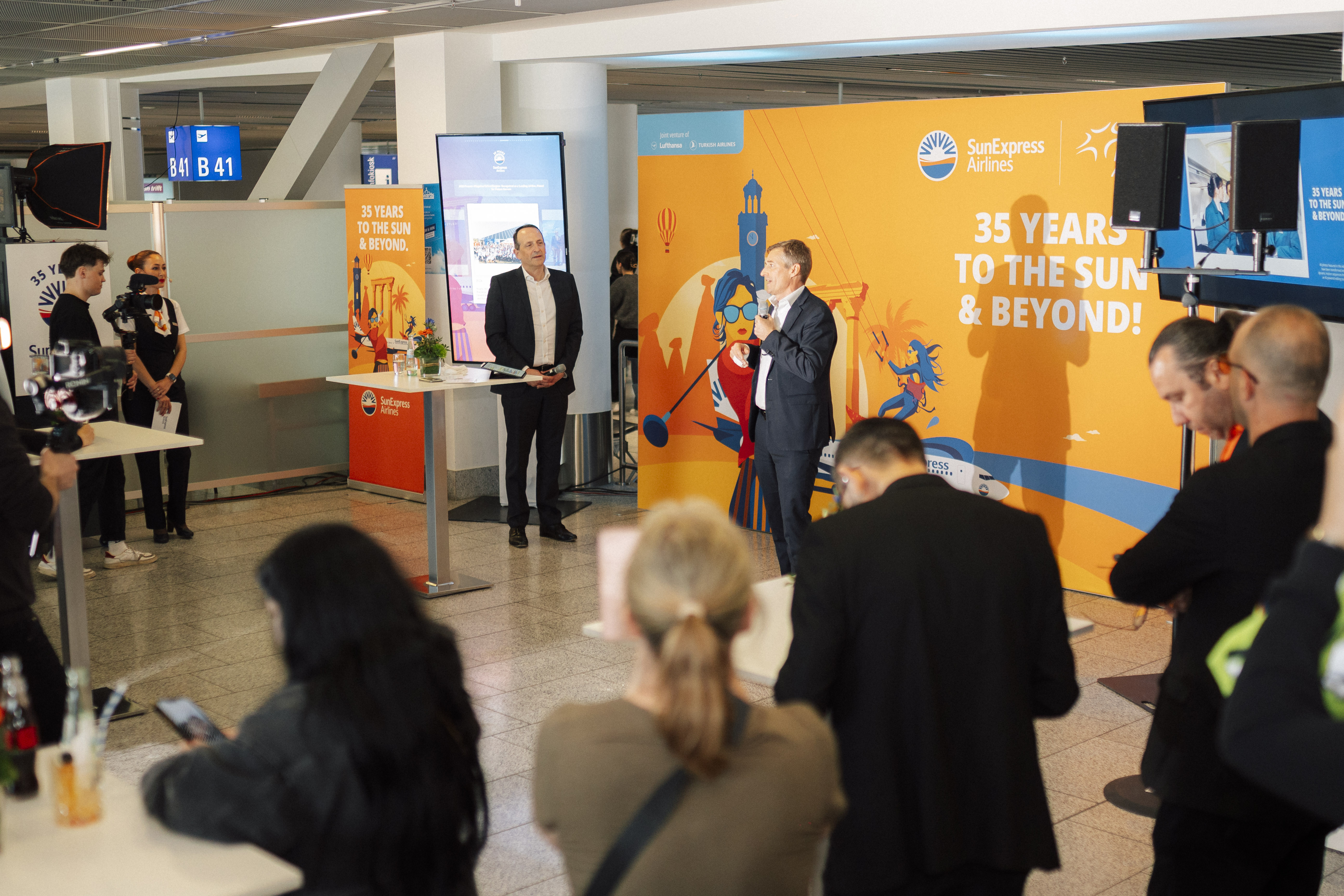 SunExpress feiert 35-jähriges Erstflug-Jubiläum am Frankfurter Flughafen