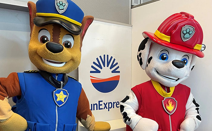 Große Freude für kleine Gäste: Die Helden von PAW Patrol begrüßen Kinder an diversen Flughäfen
